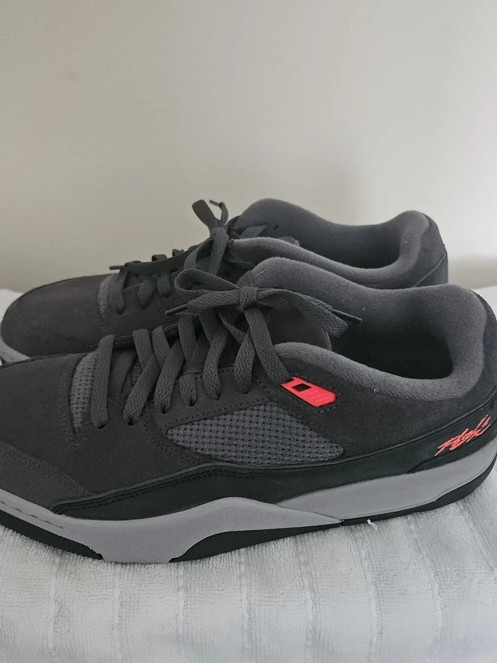 Jordan Flight Court Men’s Size 10 Low Top Dark Grey Infrared HF3255-003